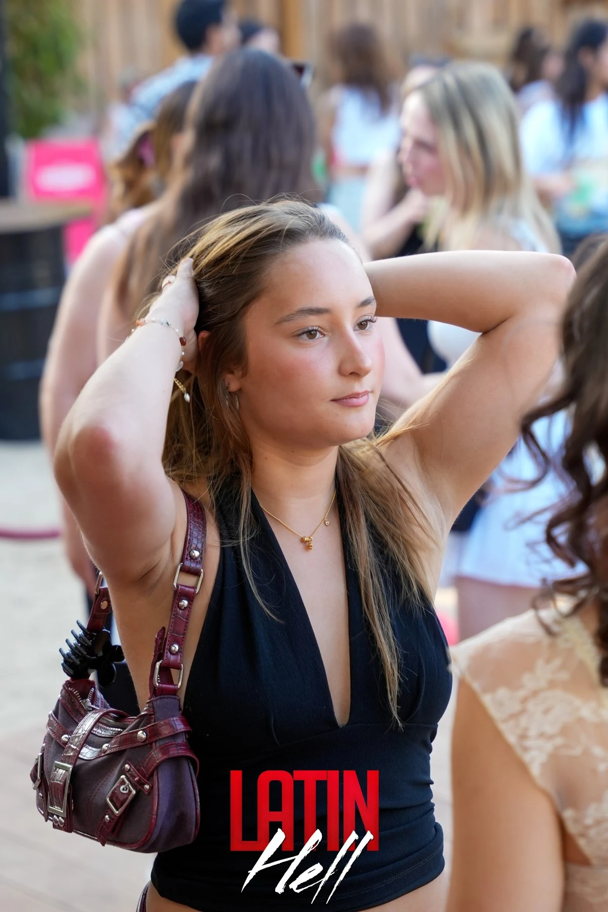 Besucherin tanzt bei einer sommerlichen Latin Hell Party