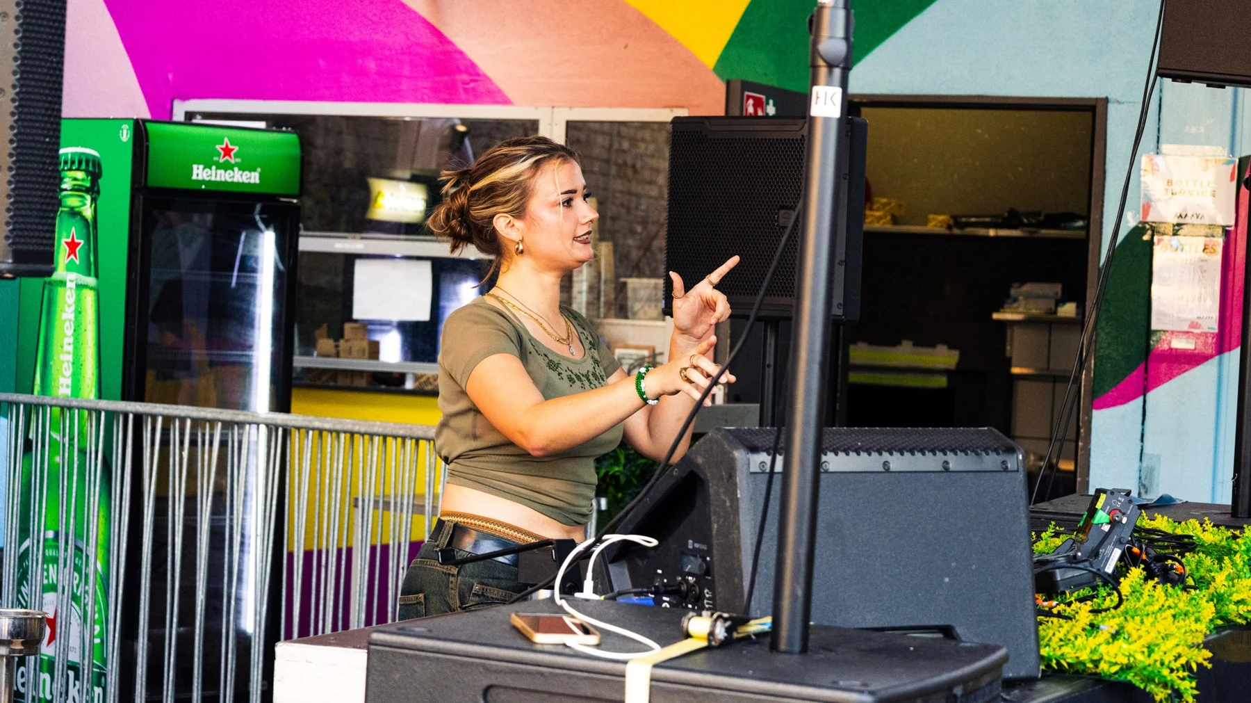 DJ spielt Latin Sound im MAAYA
