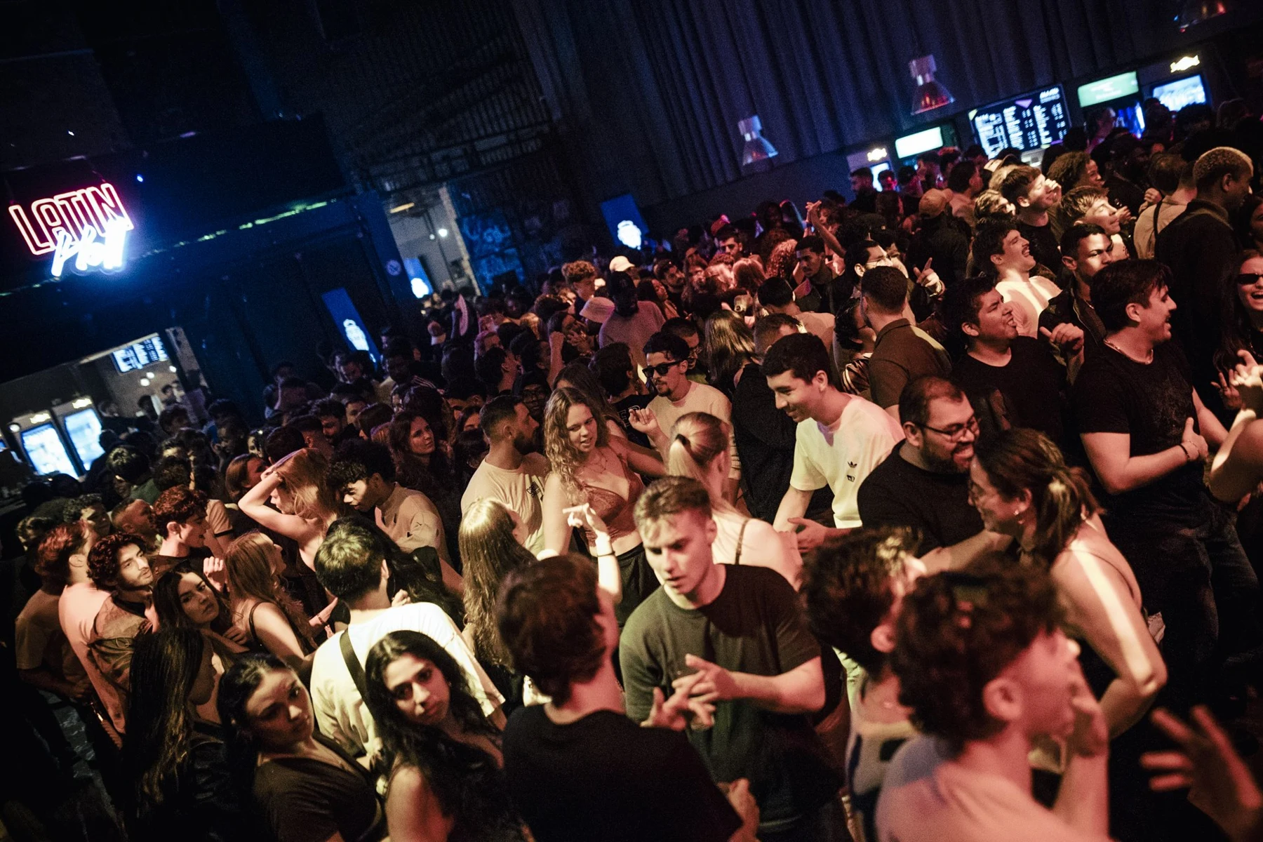 Volle Tanzfläche bei Latin Hell