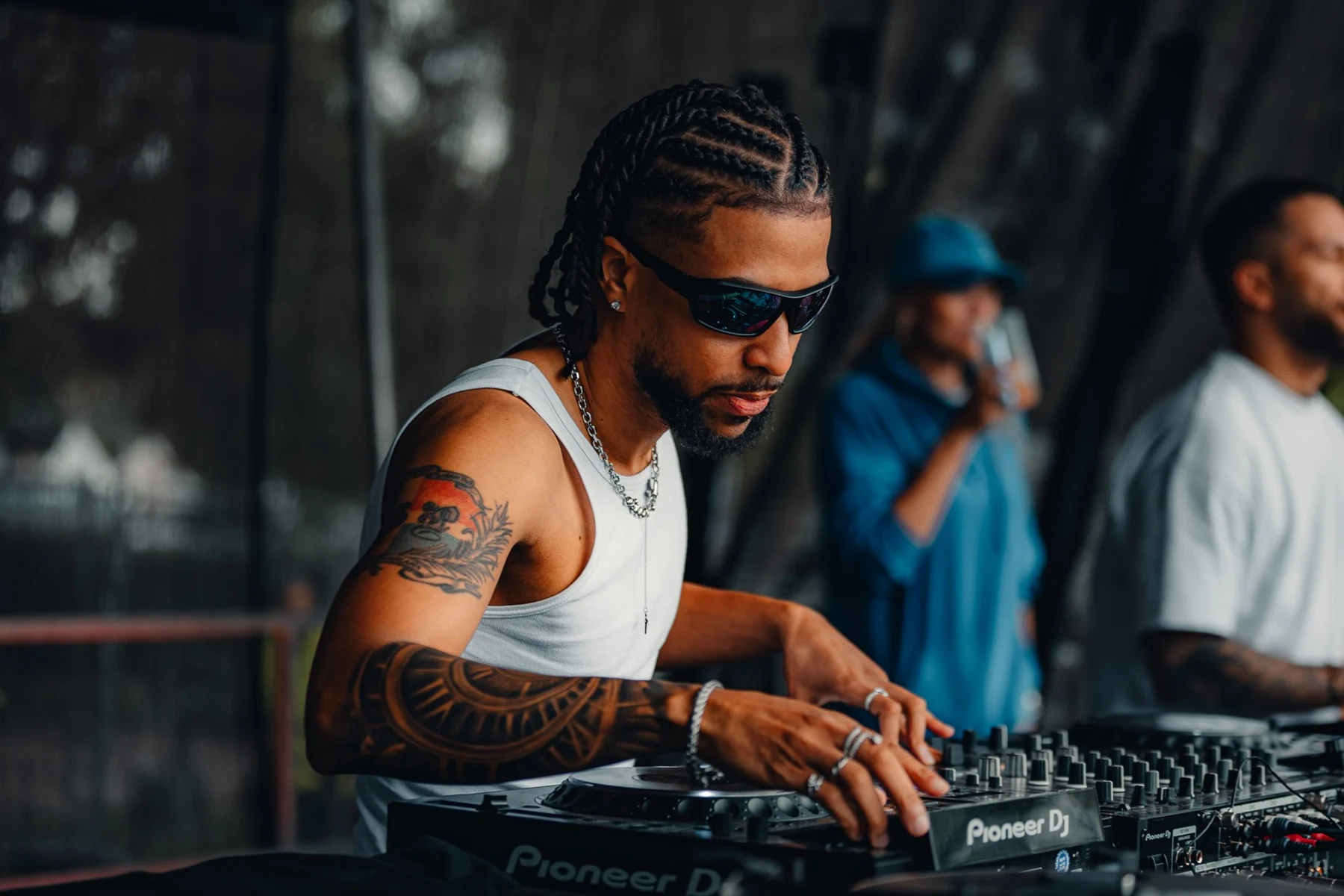 DJ am Mischpult beim Karneval der Kulturen